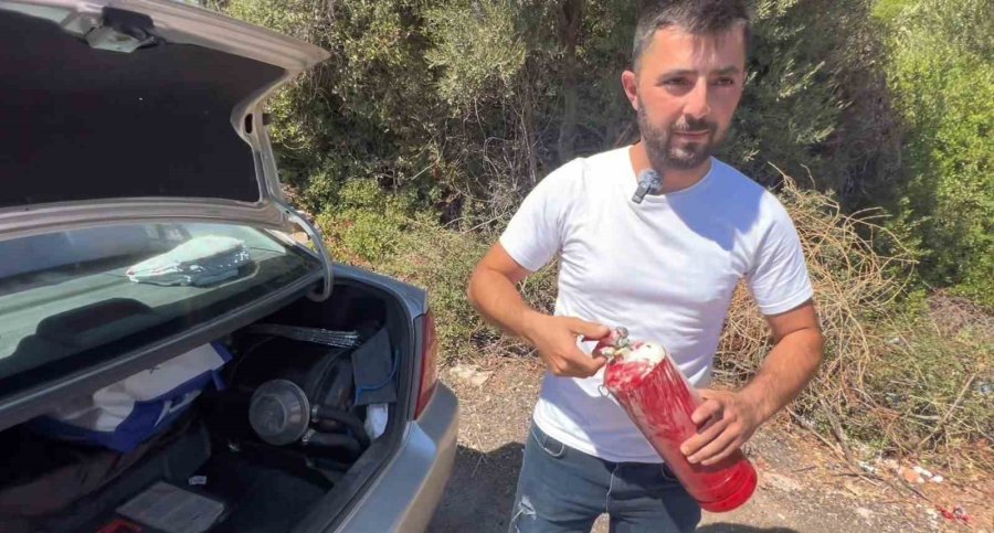 Yol Kenarındaki Yangını Gören Tatilci Aile Alevlere Yangın Tüpüyle Müdahale Etti