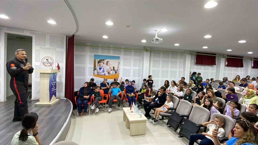 Türkiye’nin İlk Astronotu Alper Gezeravcı, Karaman’da Öğrencilerle Buluştu