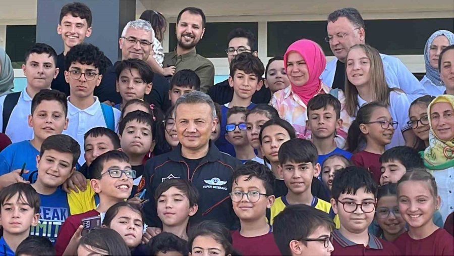 Türkiye’nin İlk Astronotu Alper Gezeravcı, Karaman’da Öğrencilerle Buluştu