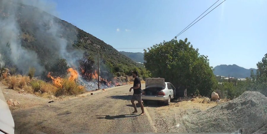 Yol Kenarındaki Yangını Gören Tatilci Aile Alevlere Yangın Tüpüyle Müdahale Etti