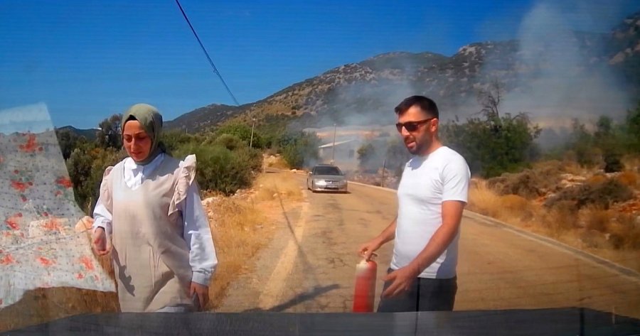 Yol Kenarındaki Yangını Gören Tatilci Aile Alevlere Yangın Tüpüyle Müdahale Etti