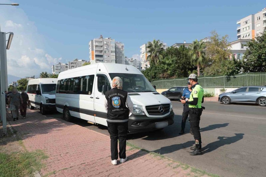 Antalya’da Okul Çevreleri Ve Servis Araçları Denetlendi