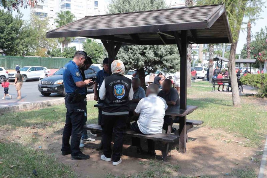 Antalya’da Okul Çevreleri Ve Servis Araçları Denetlendi