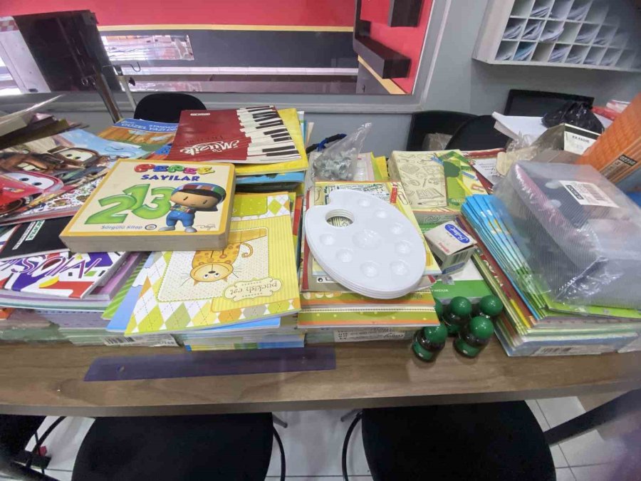 "ihtiyaç Köşesi" Öğrenci Ve Velilerin Yüzünü Güldürüyor