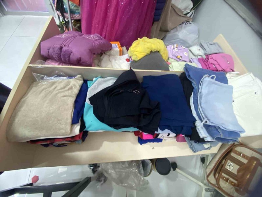 "ihtiyaç Köşesi" Öğrenci Ve Velilerin Yüzünü Güldürüyor