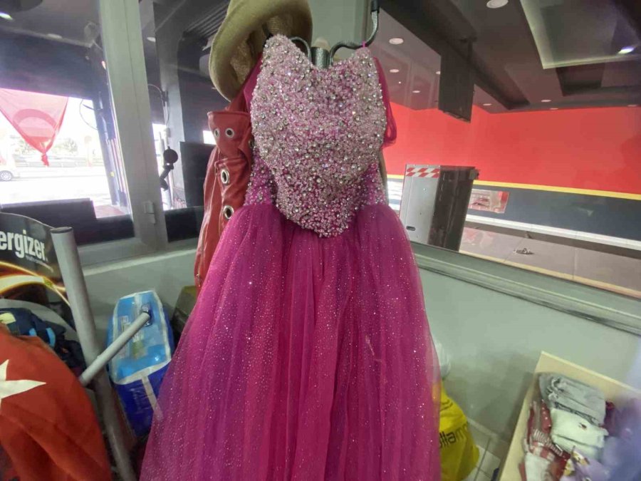 "ihtiyaç Köşesi" Öğrenci Ve Velilerin Yüzünü Güldürüyor