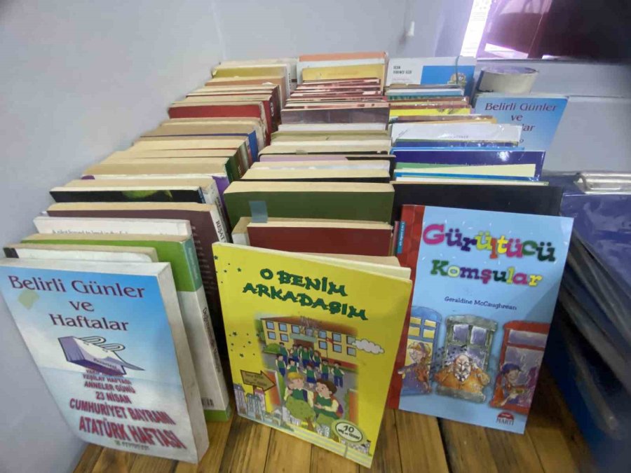 "ihtiyaç Köşesi" Öğrenci Ve Velilerin Yüzünü Güldürüyor