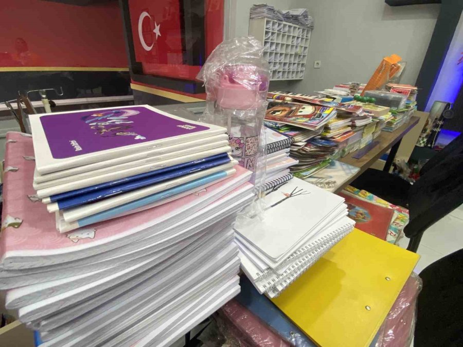 "ihtiyaç Köşesi" Öğrenci Ve Velilerin Yüzünü Güldürüyor