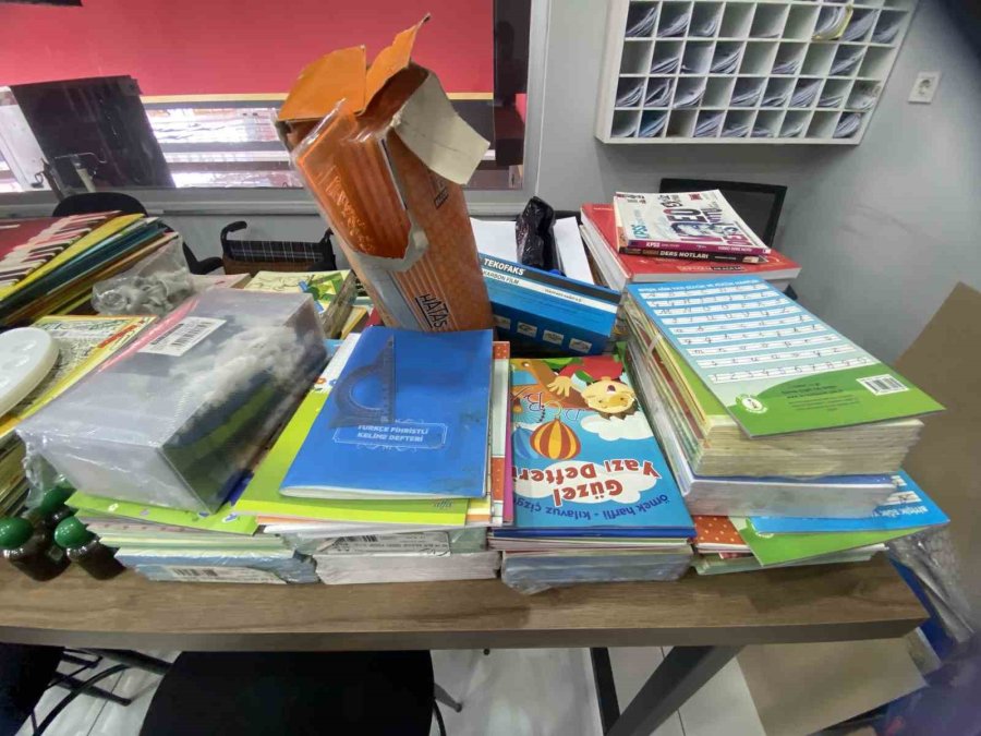 "ihtiyaç Köşesi" Öğrenci Ve Velilerin Yüzünü Güldürüyor