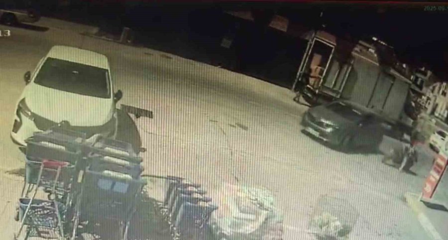 Otomobille Çarpışan Motosiklet Sürücüsü Genç Kız Kafasındaki Kask Sayesinde Kazayı Hafif Atlattı