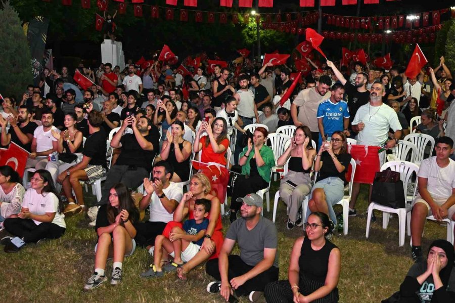 Mersinliler Dev Ekranda Milli Basketbol Heyecanını Yaşadı