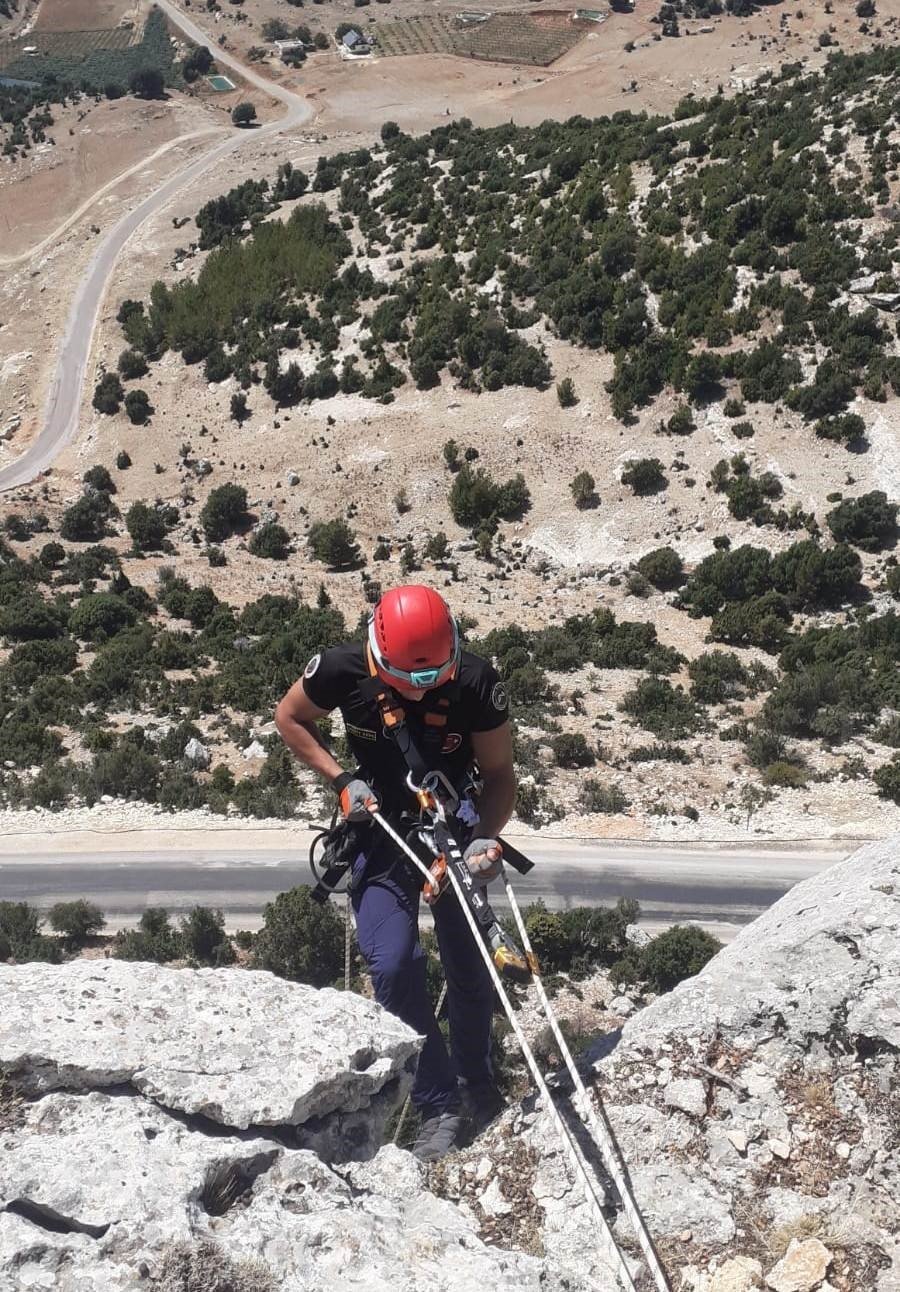 Uçurumda Mahsur Kalan Keçi, İtfaiye Ekiplerince Kurtarıldı