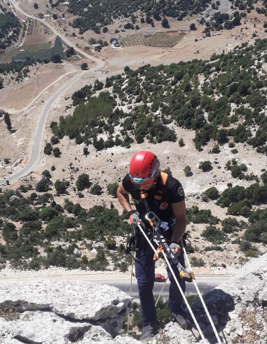 Uçurumda Mahsur Kalan Keçi, İtfaiye Ekiplerince Kurtarıldı