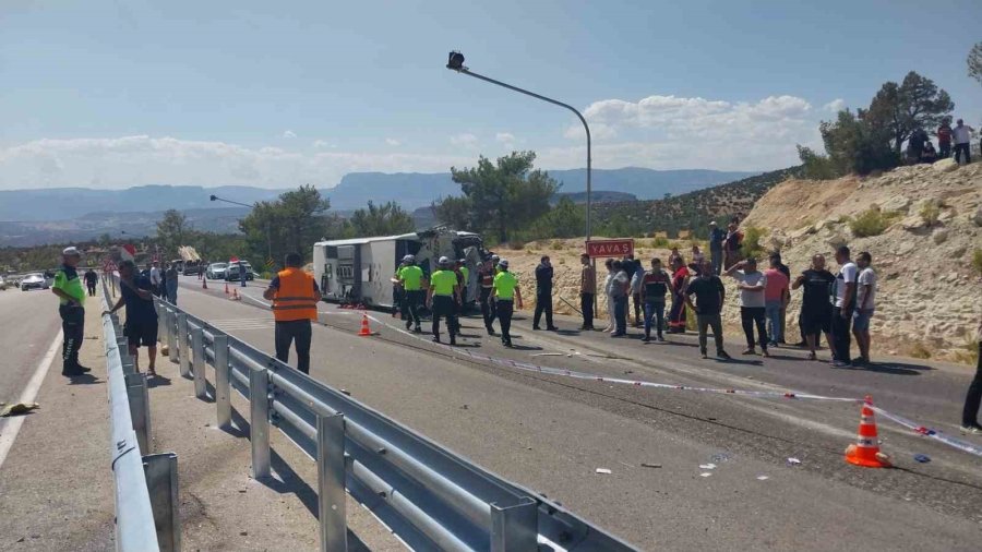 Otobüs İle Kamyon Çarpıştı: Ölü Ve Yaralılar Var