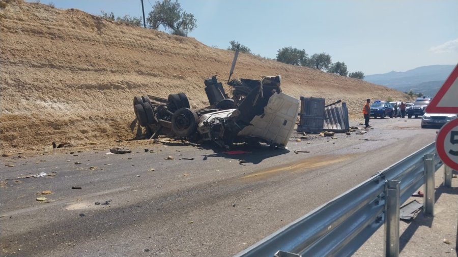 Otobüs İle Kamyon Çarpıştı: Ölü Ve Yaralılar Var