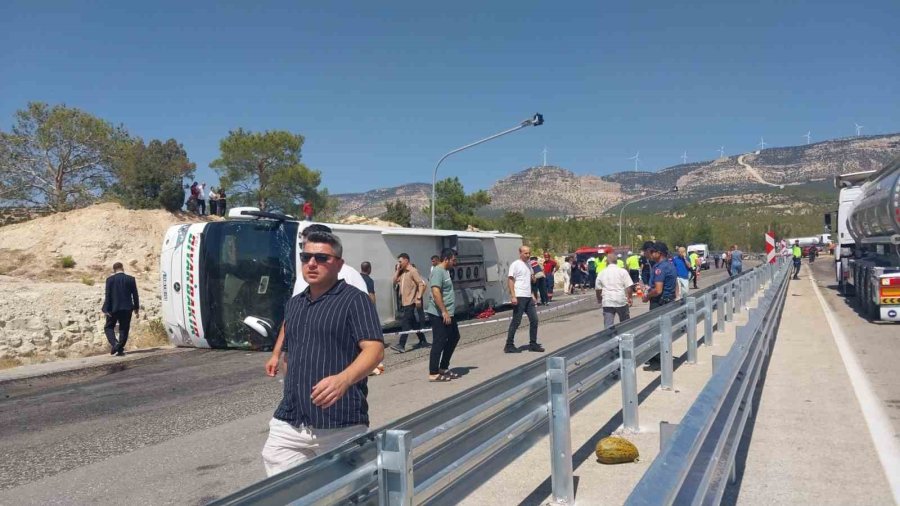 Otobüs İle Kamyon Çarpıştı: Ölü Ve Yaralılar Var