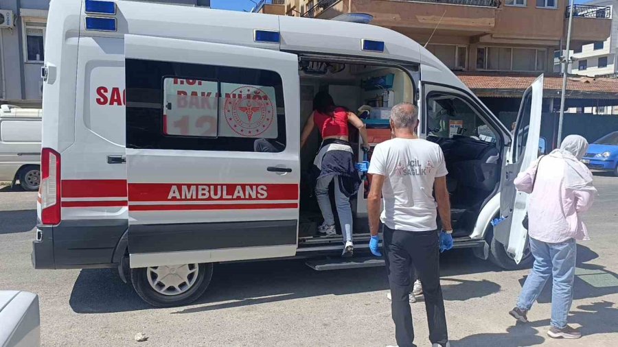 Otomobille Çarpışan Motosiklet Sürücüsü Genç Kız Kafasındaki Kask Sayesinde Kazayı Hafif Atlattı