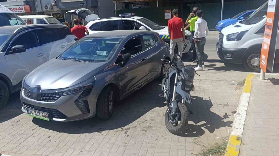 Otomobille Çarpışan Motosiklet Sürücüsü Genç Kız Kafasındaki Kask Sayesinde Kazayı Hafif Atlattı