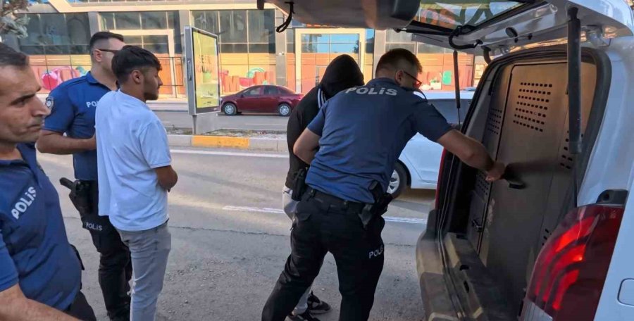 Tutuklanınca Gazeteciye Öpücük Atıp, "zeki Müren’e Selam" Dedi