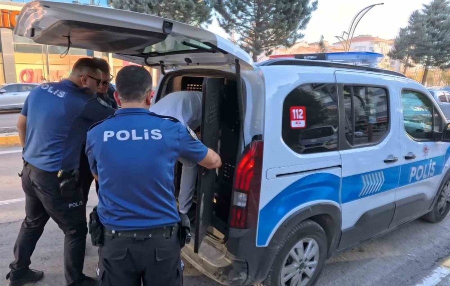 Tutuklanınca Gazeteciye Öpücük Atıp, "zeki Müren’e Selam" Dedi