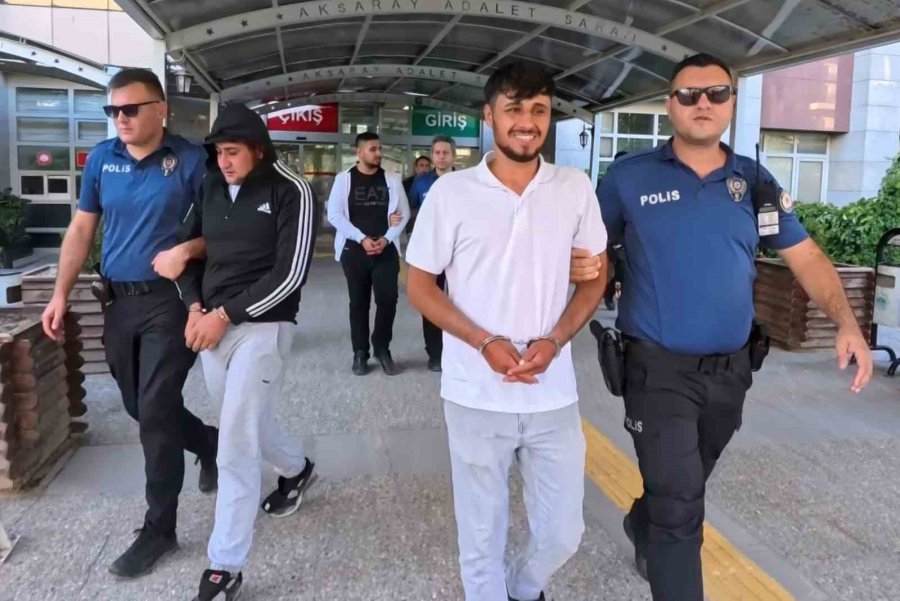 Tutuklanınca Gazeteciye Öpücük Atıp, "zeki Müren’e Selam" Dedi