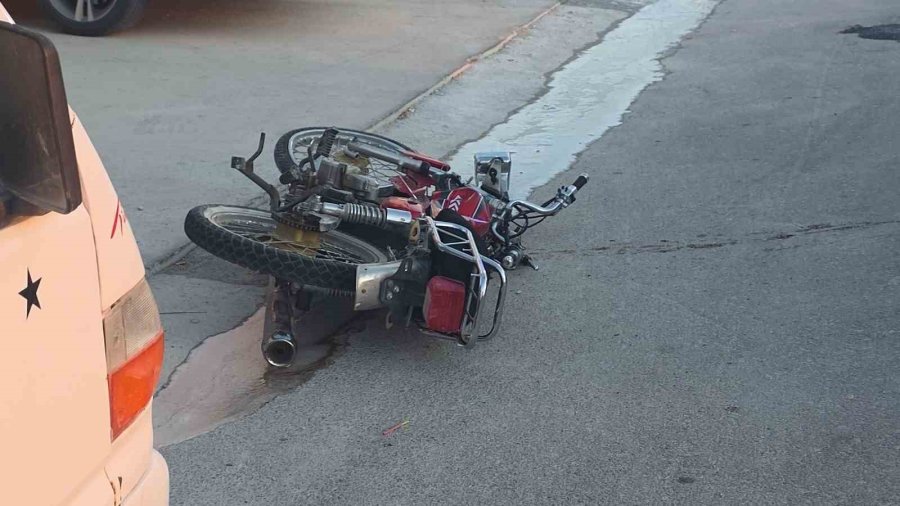 Aksaray’da Otomobil İle Motosiklet Çarpıştı: 1 Ağır Yaralı