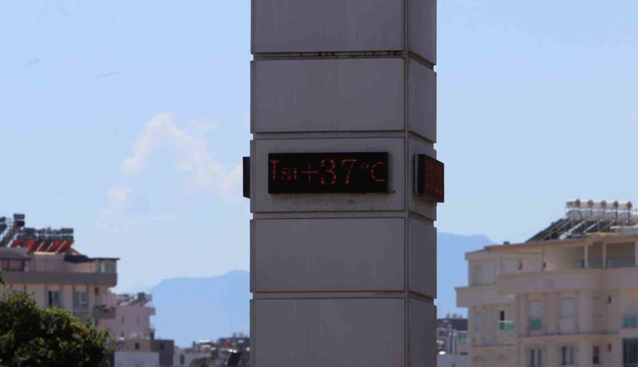Termometreler 37 Dereceyi Gösterdi, Yazın Son Günlerinde Antalya Sahilleri Doldu Taştı