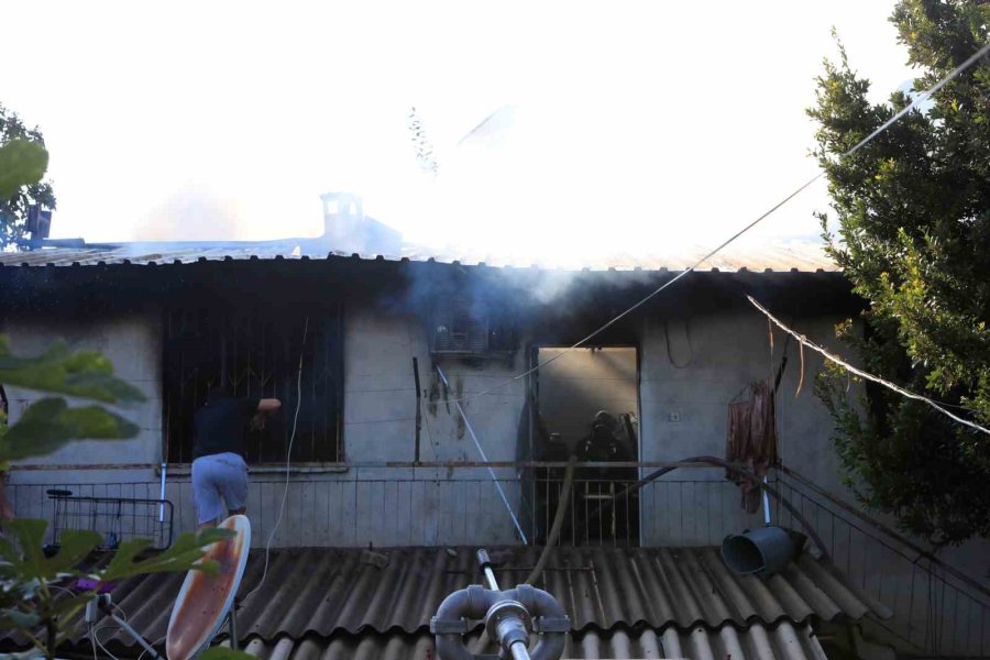 Antalya’da Alt Katta Yakılan Soba Üst Katı Küle Çevirdi