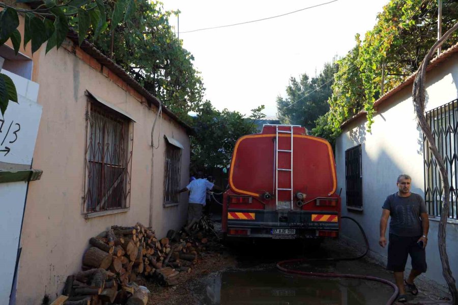Antalya’da Alt Katta Yakılan Soba Üst Katı Küle Çevirdi