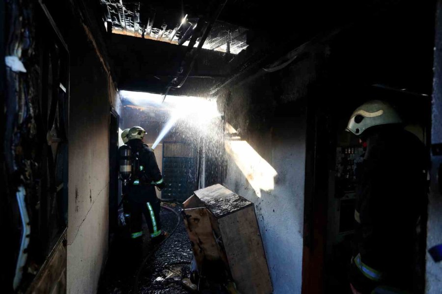 Antalya’da Alt Katta Yakılan Soba Üst Katı Küle Çevirdi