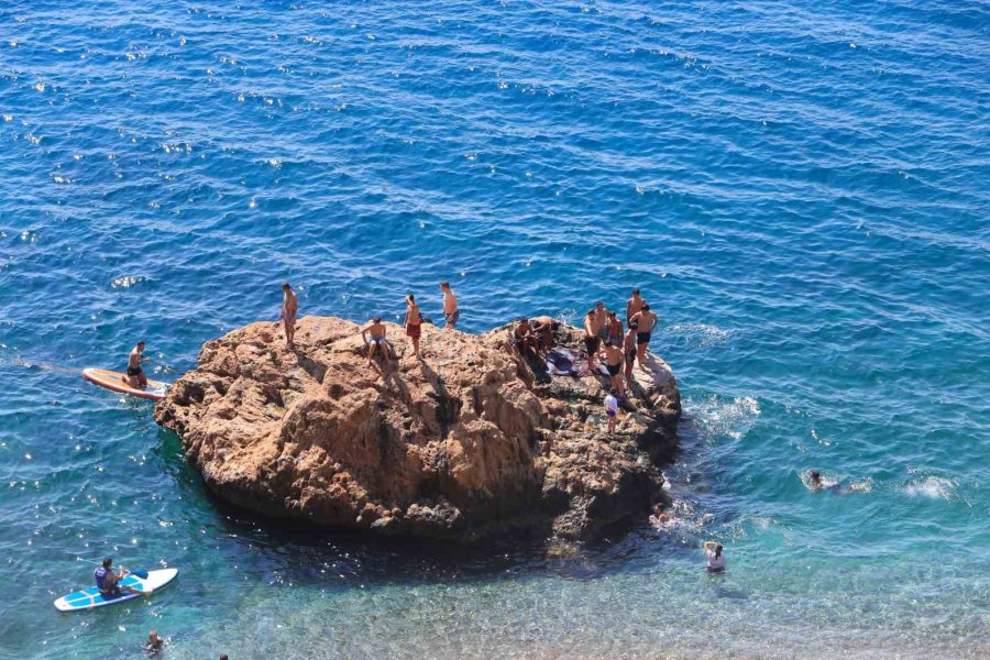 Termometreler 37 Dereceyi Gösterdi, Yazın Son Günlerinde Antalya Sahilleri Doldu Taştı