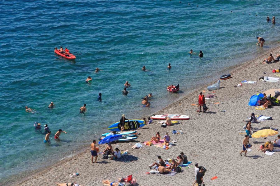 Termometreler 37 Dereceyi Gösterdi, Yazın Son Günlerinde Antalya Sahilleri Doldu Taştı