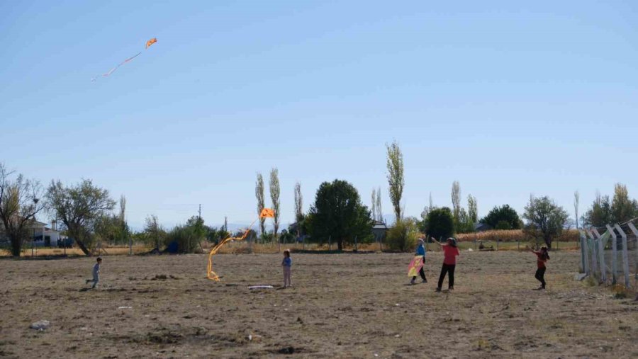 Karaman’da Rengarenk Uçurtmalar Gökyüzünü Süsledi