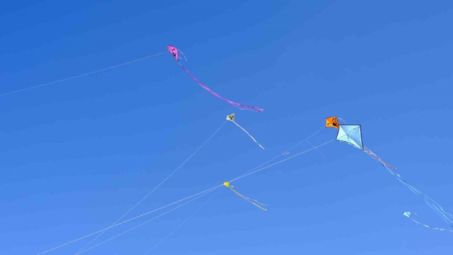 Karaman’da Rengarenk Uçurtmalar Gökyüzünü Süsledi