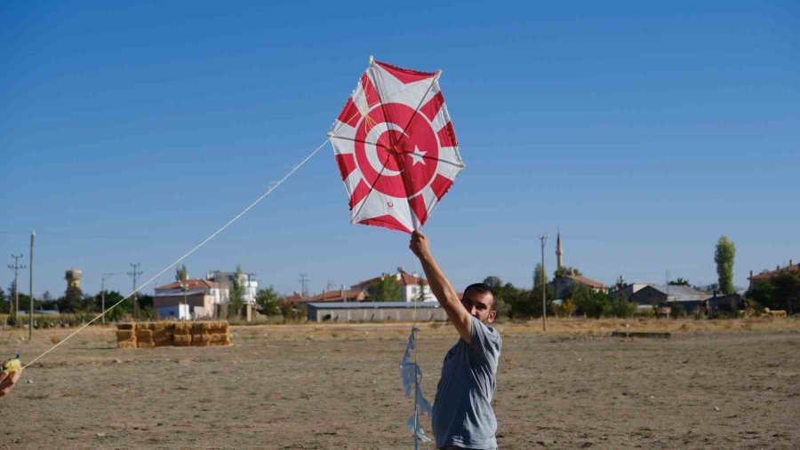 Karaman’da Rengarenk Uçurtmalar Gökyüzünü Süsledi