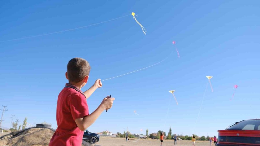 Karaman’da Rengarenk Uçurtmalar Gökyüzünü Süsledi