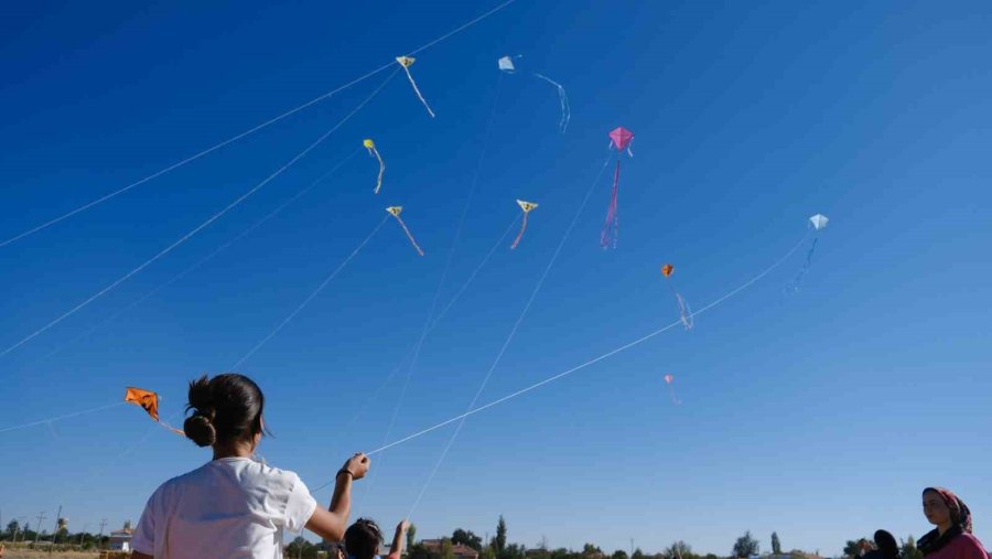 Karaman’da Rengarenk Uçurtmalar Gökyüzünü Süsledi