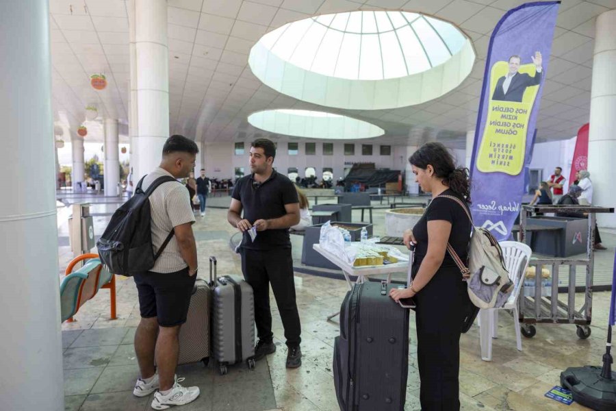 Mersin’de Üniversiteli Gençler Şehrin Girişinde Karşılanıyor