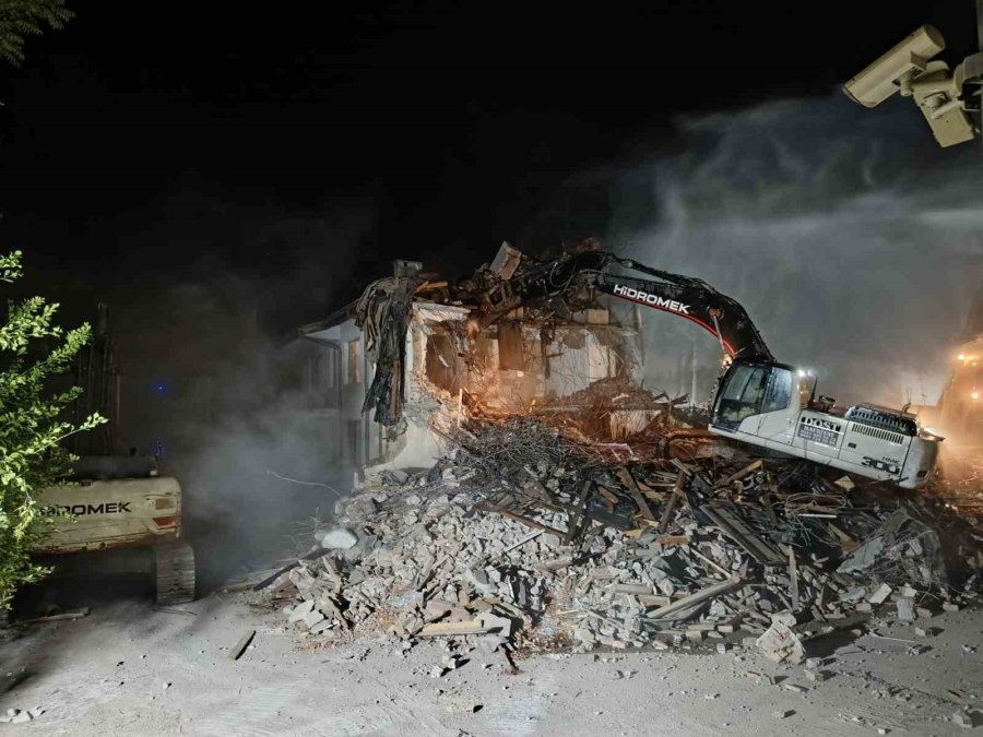 Antalya Arkeoloji Müzesi’ndeki 100 Bine Yakın Eser Güvenli Bir Şekilde Depolara Taşındı