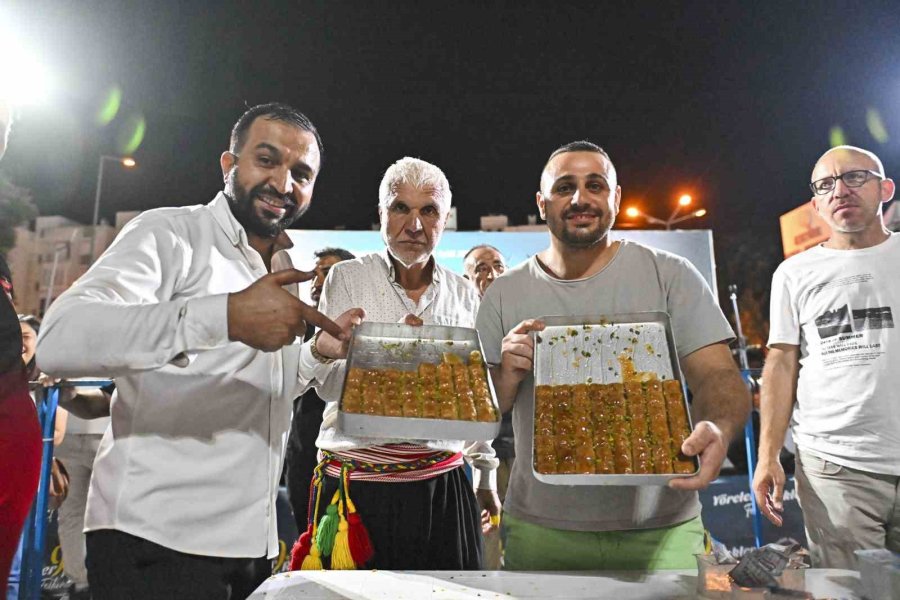 En Fazla Baklavayı Yemek İçin Kıyasıya Yarıştılar