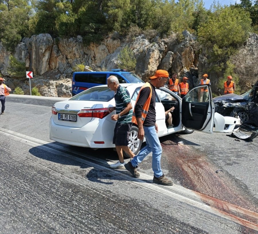 Antalya’da İki Otomobilin Çarpıştığı Feci Kazada 8 Yaralı
