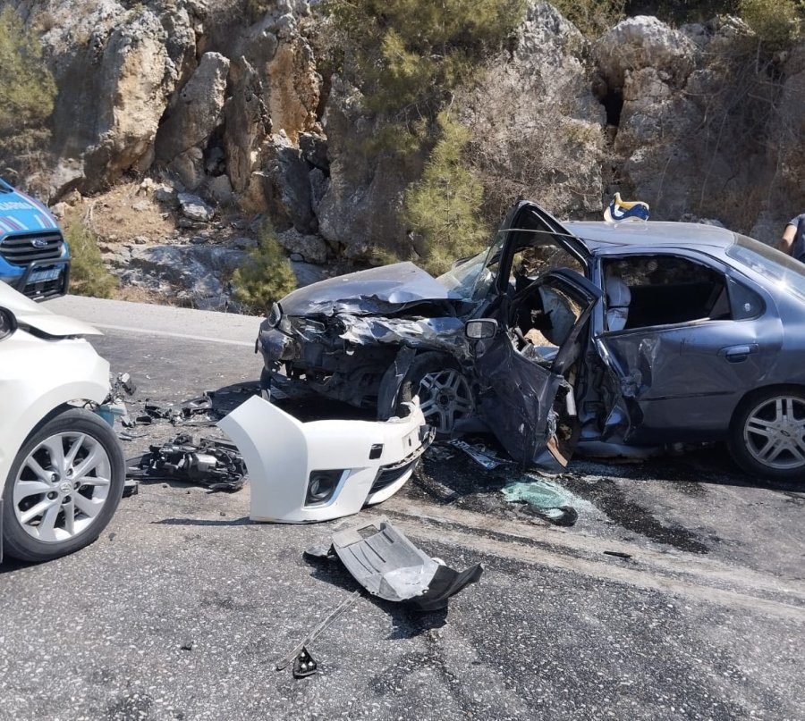 Antalya’da İki Otomobilin Çarpıştığı Feci Kazada 8 Yaralı