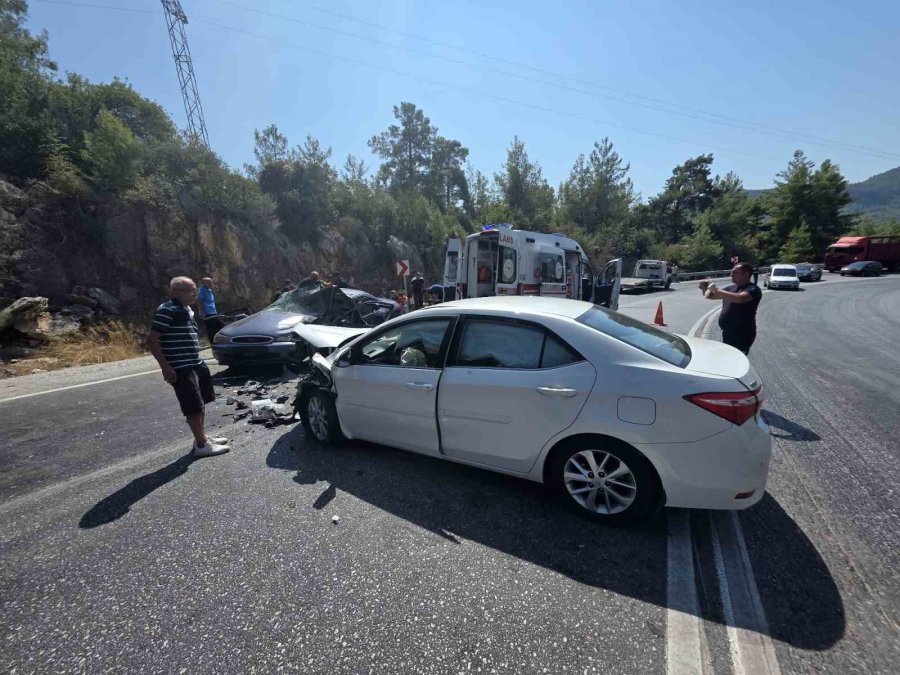 Antalya’da İki Otomobilin Çarpıştığı Feci Kazada 8 Yaralı