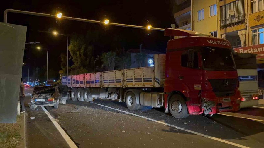 Antalya’da Tırla Otomobil Çarpıştı: 1 Ağır Yaralı