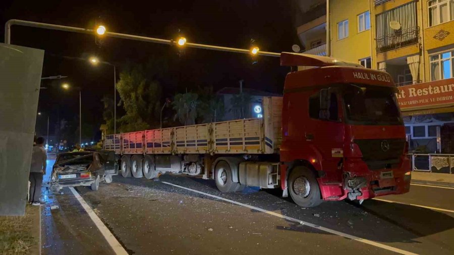 Antalya’da Tırla Otomobil Çarpıştı: 1 Ağır Yaralı