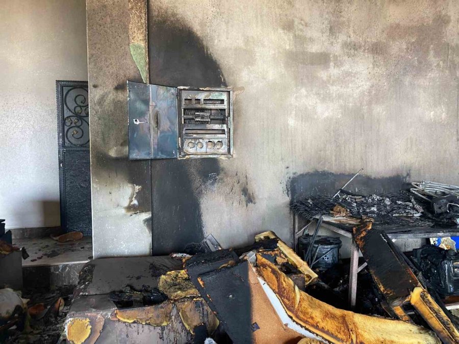 Serik’te Evin Deposunda Çıkan Yangın Söndürüldü