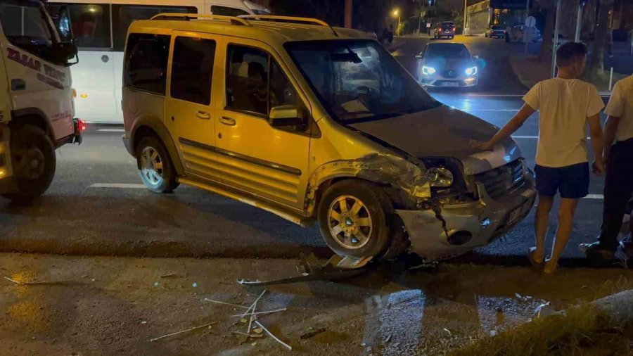 Antalya’da Otomobille Hafif Ticari Araç Çarpıştı: 2 Yaralı