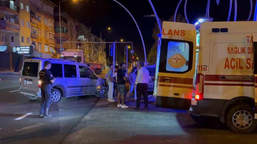 Antalya’da Otomobille Hafif Ticari Araç Çarpıştı: 2 Yaralı