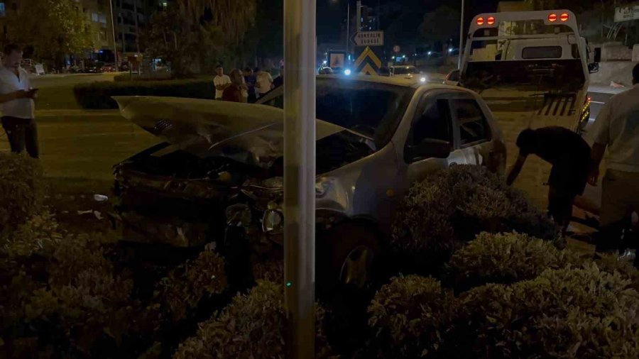 Antalya’da Otomobille Hafif Ticari Araç Çarpıştı: 2 Yaralı
