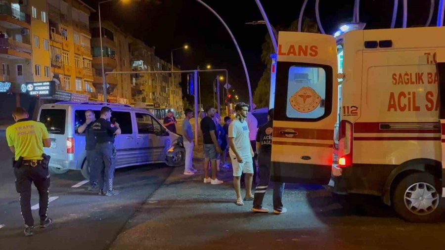 Antalya’da Otomobille Hafif Ticari Araç Çarpıştı: 2 Yaralı